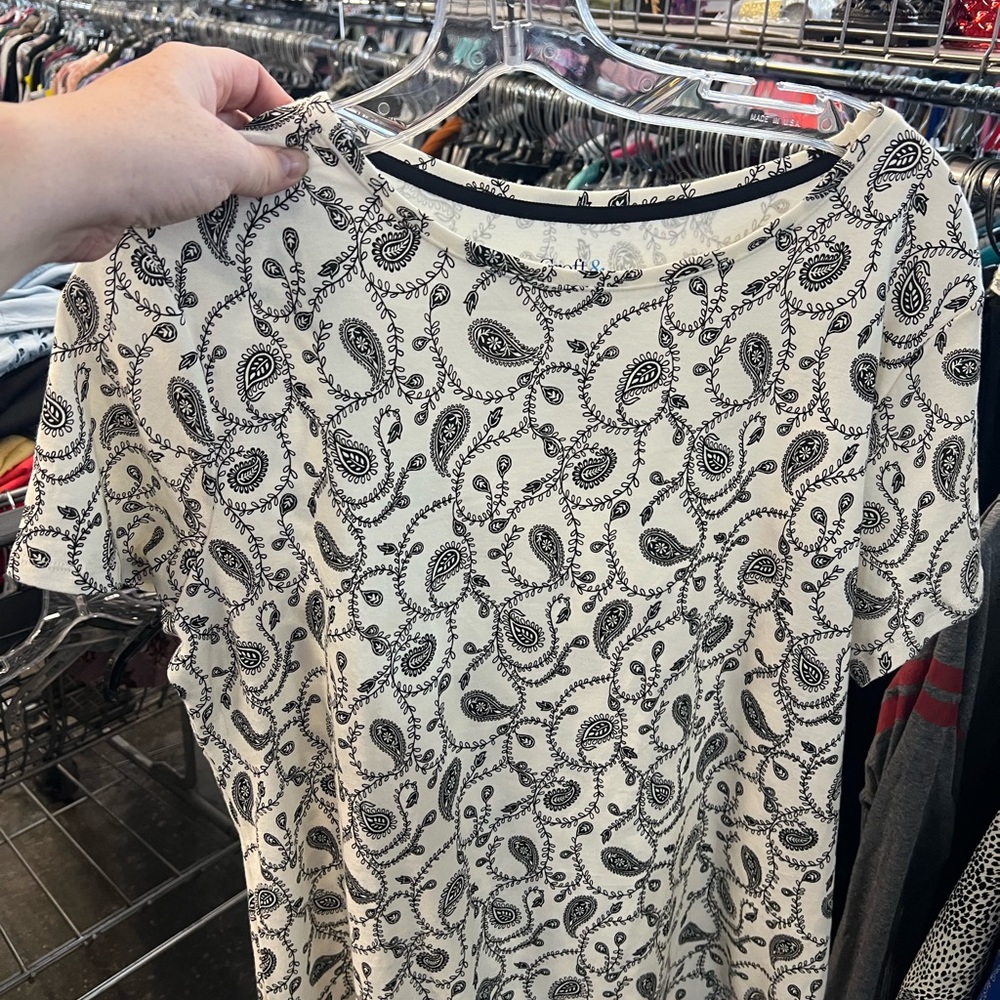 Croft & Barrow Cream and Black Paisley Short Sleeve Tee